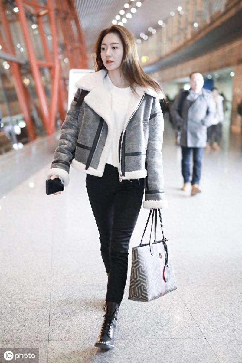 尽显满满气场!黄梦莹披长发皮肤白皙很女神,迈大步前进走路带风