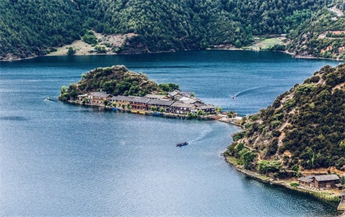 盐源苹果，四川省盐源县特产，中国国家地理标志产品。盐源苹果皮