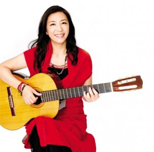 ​这个拥有亚洲面孔的波萨诺瓦天后，和邓丽君“争”唱《夜来香》