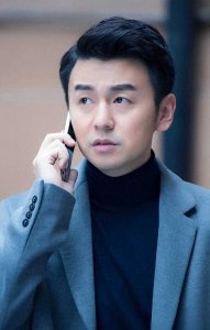 ​与雷佳音是最好的哥们，如今一个拍张艺谋电影，一个只能演网剧