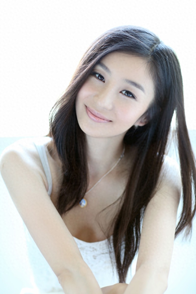 陶慧娜因拥有清澈透明的双眸、灿烂甜美的笑容,而被誉为军中之花