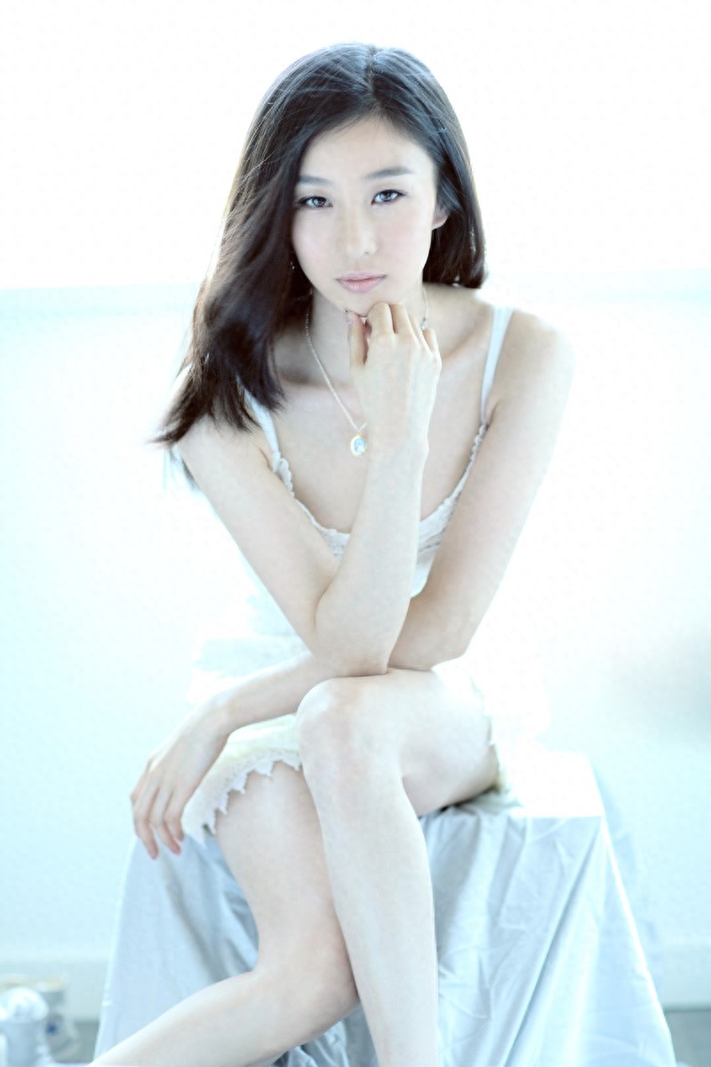 陶慧娜因拥有清澈透明的双眸、灿烂甜美的笑容,而被誉为军中之花