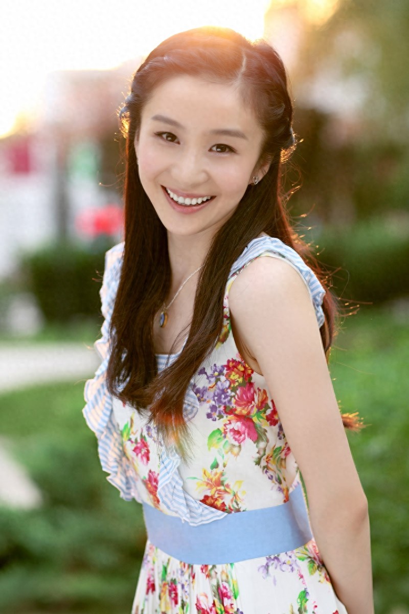 陶慧娜因拥有清澈透明的双眸、灿烂甜美的笑容,而被誉为军中之花