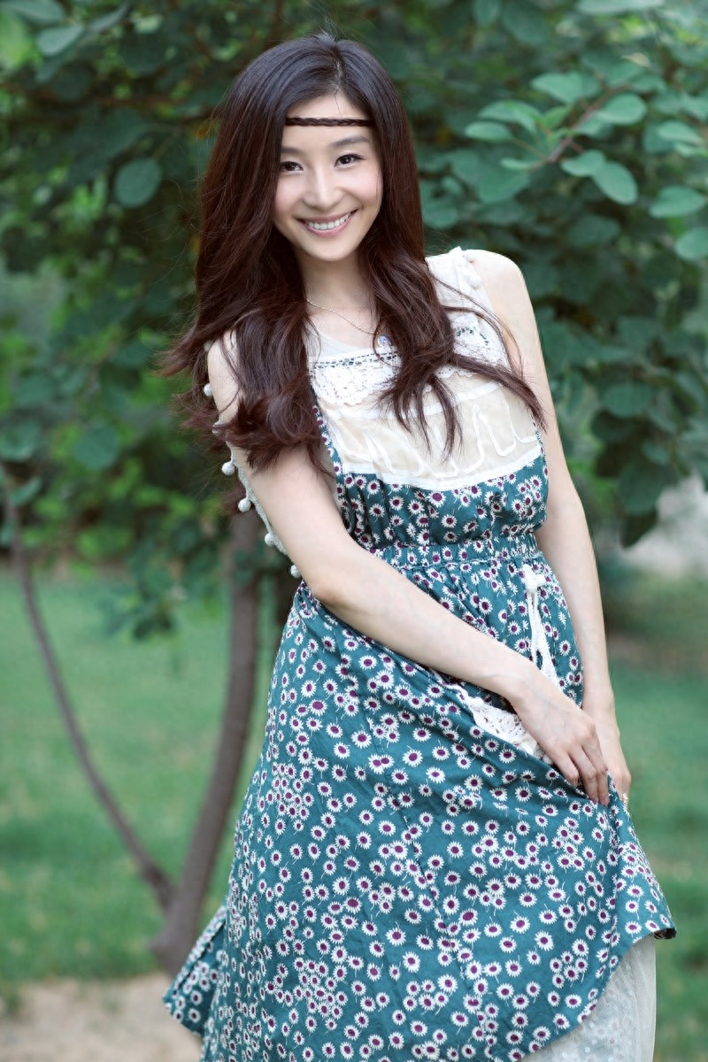 陶慧娜因拥有清澈透明的双眸、灿烂甜美的笑容,而被誉为军中之花