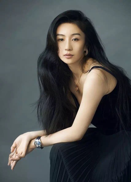 陶慧娜因拥有清澈透明的双眸、灿烂甜美的笑容,而被誉为军中之花