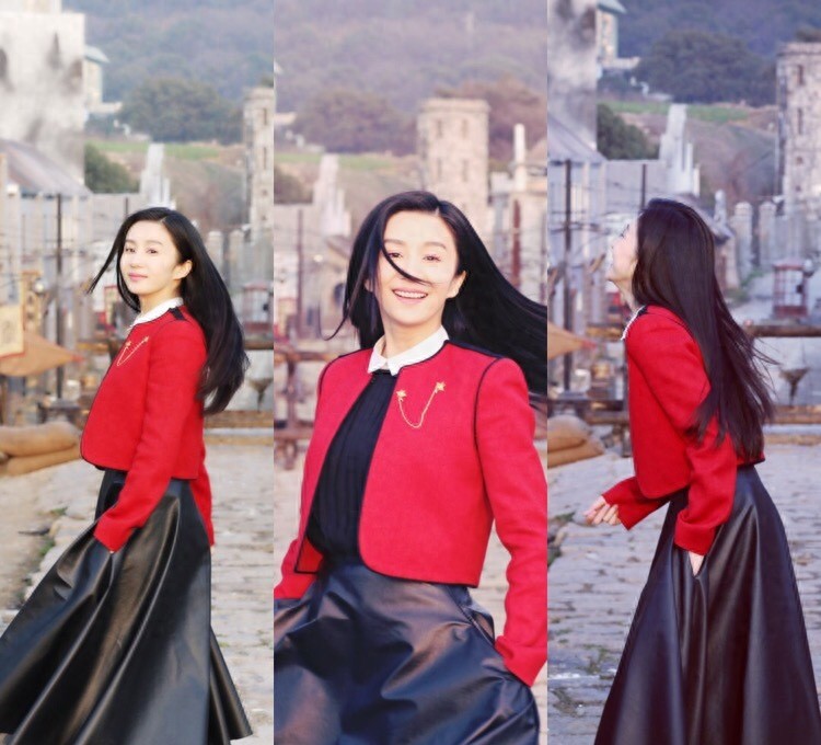 陶慧娜因拥有清澈透明的双眸、灿烂甜美的笑容,而被誉为军中之花