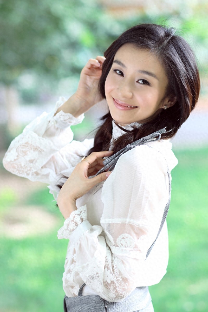 陶慧娜因拥有清澈透明的双眸、灿烂甜美的笑容,而被誉为军中之花