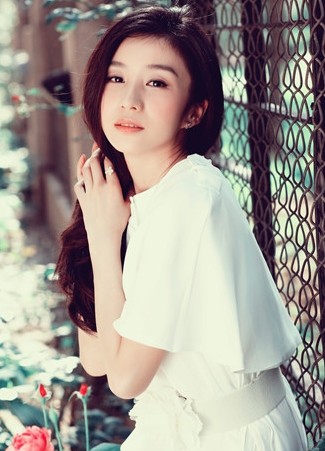 陶慧娜因拥有清澈透明的双眸、灿烂甜美的笑容,而被誉为军中之花