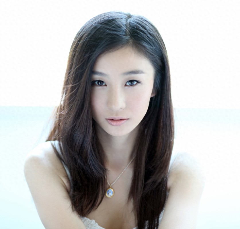 陶慧娜因拥有清澈透明的双眸、灿烂甜美的笑容,而被誉为军中之花