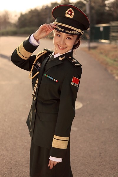 陶慧娜因拥有清澈透明的双眸、灿烂甜美的笑容,而被誉为军中之花