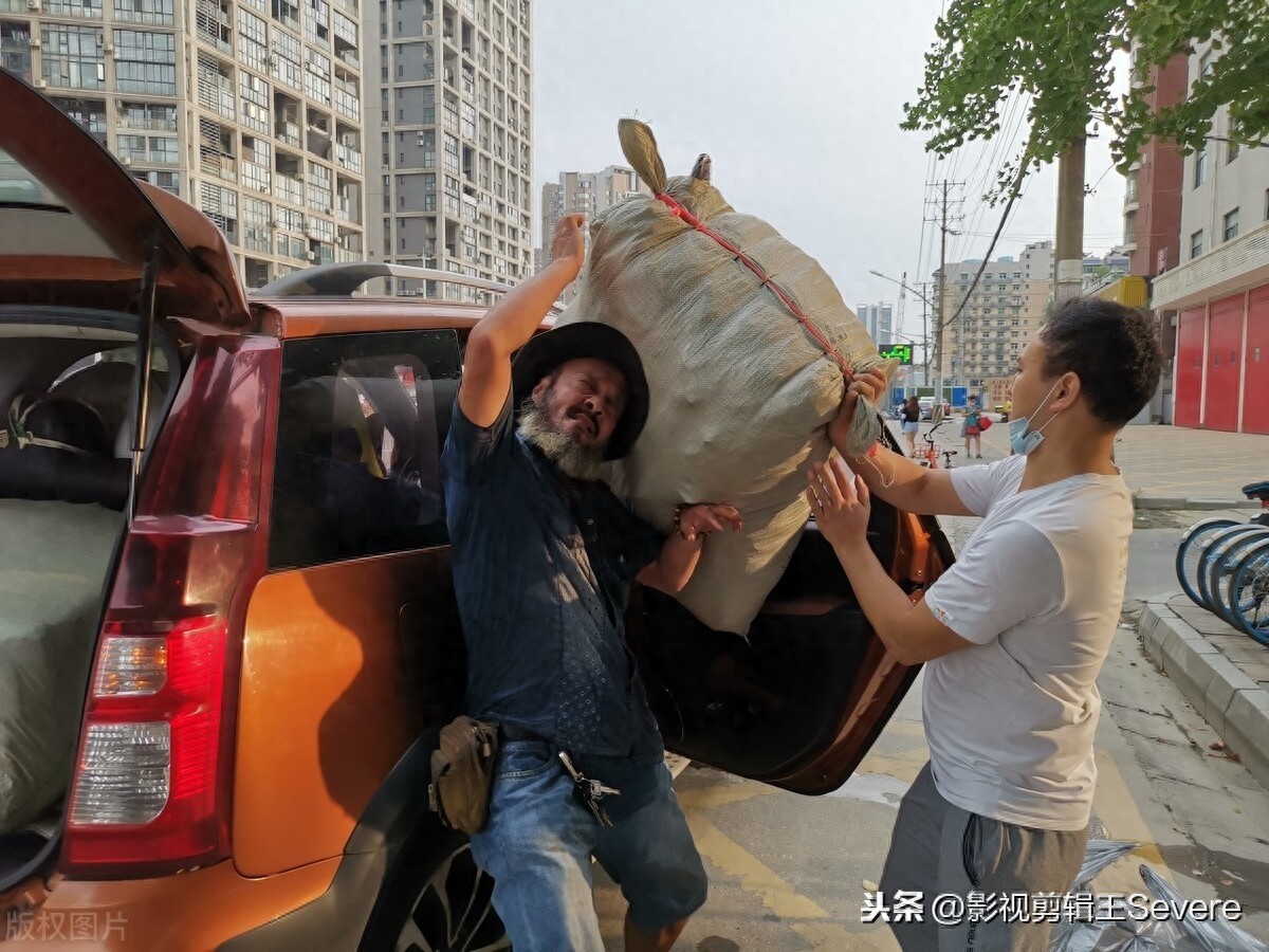 武汉网红“板车哥”帮公益团队打包搬运,曾为孩子行万里募善款