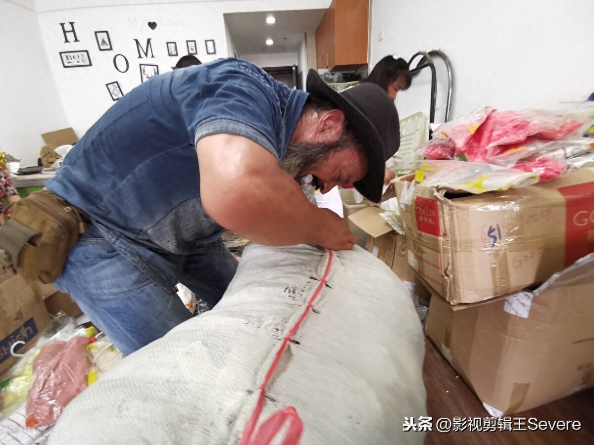 武汉网红“板车哥”帮公益团队打包搬运,曾为孩子行万里募善款
