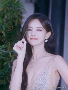 ​李一桐华美的长裙，酥胸半露，清丽脱俗的面容令人美不胜收！