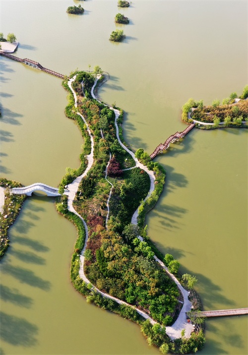 黄河岸边有一圣天湖，被称仙乡圣水四季有景，投资2亿元建成这样