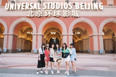 ​佟丽娅董璇再同框，佟丽娅一身彩色春光满面，董璇一身黑白显憔悴