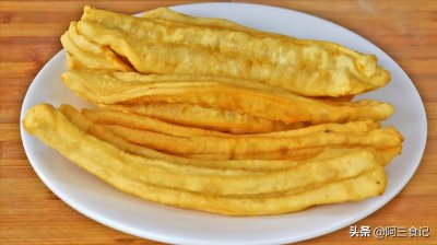 ​油条别再买着吃了，教你传统老配方，出锅蓬松酥脆，全家人超爱吃