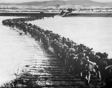 ​志愿军特等功臣回家，见房管干部向父母催租，几天后县长亲自登门