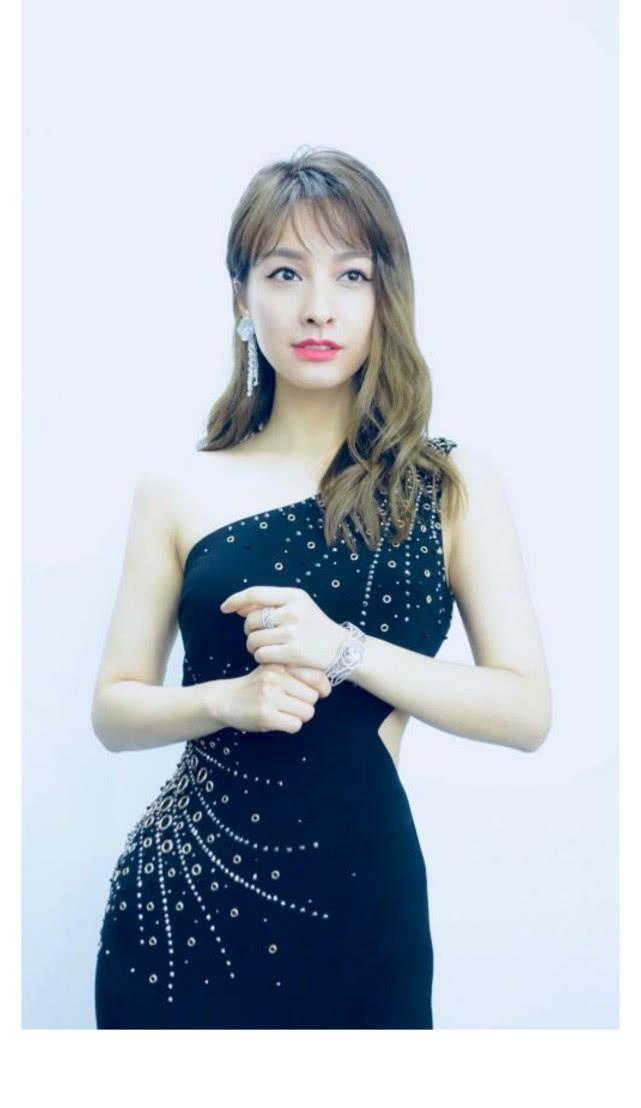 吴昕上节目提到自己上一段恋情遭父母反对，曾一年不想面对父母