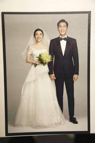 6月25日,张若昀与唐艺昕亲密牵手的婚纱照曝光,尽显甜蜜恩爱,引网友祝福。