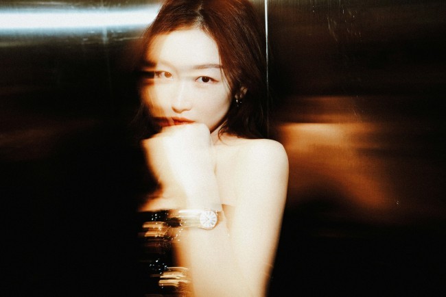 有性格的美！周冬雨长发造型 卷发红唇尽显妩媚