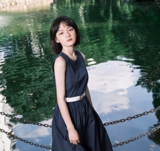 ​文淇生日写真释出 短发少女漫步亭台水榭