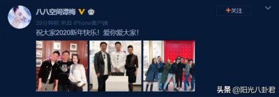 ​朱军妻子罕见晒全家福，17岁儿子高大帅气，朱军显老谭梅端庄大气