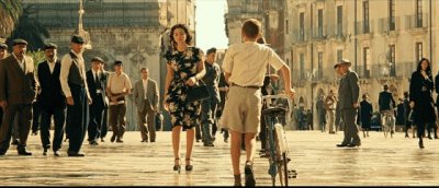 ​莫妮卡美貌惊人，还是没拦住老公出轨，59岁优雅老去，女儿很像