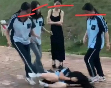 ​可恶！南宁脱衣侮辱殴打他人事件上热搜！疑家庭背景曝光，不简单