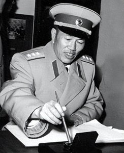 ​60年代，身边人劝邓华“收敛”一点，邓华反驳：我死猪不怕开水烫