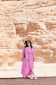 ​探索自然之美，秦海璐发现岩石中的花朵