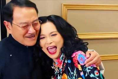 ​刘恺威爸爸为51岁女星庆生，两人手拉手唱歌，搂肩依偎合影显亲密