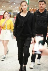 ​22岁的关晓彤罕露性感，身着黑色背心和迷彩长裤，展现女王气质初现