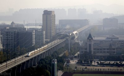 ​咸宁市区仅60万人，已有两条干线铁路，再修武咸城铁到底是为何？