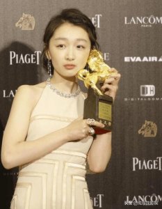 ​28岁周冬雨，获得金马金像双料影后，果然是不一样的你