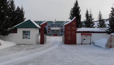 ​首次边防巡逻，新兵在界碑前接过钢枪