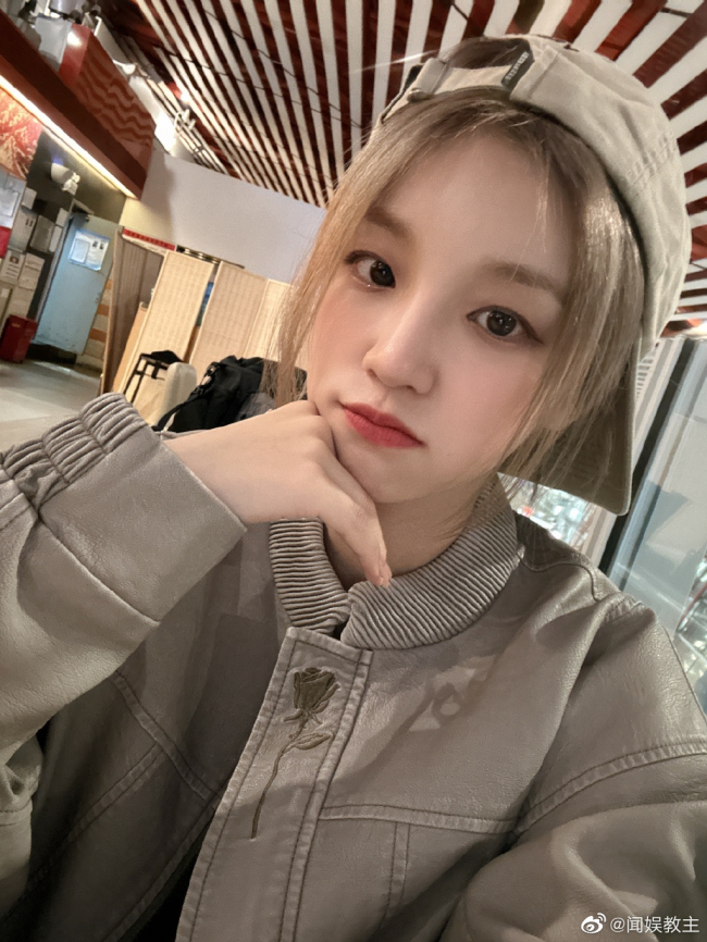 宋雨琦户外氛围感随拍 是美神降临了吗  