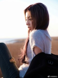 ​宋雨琦户外氛围感随拍 是美神降临了吗