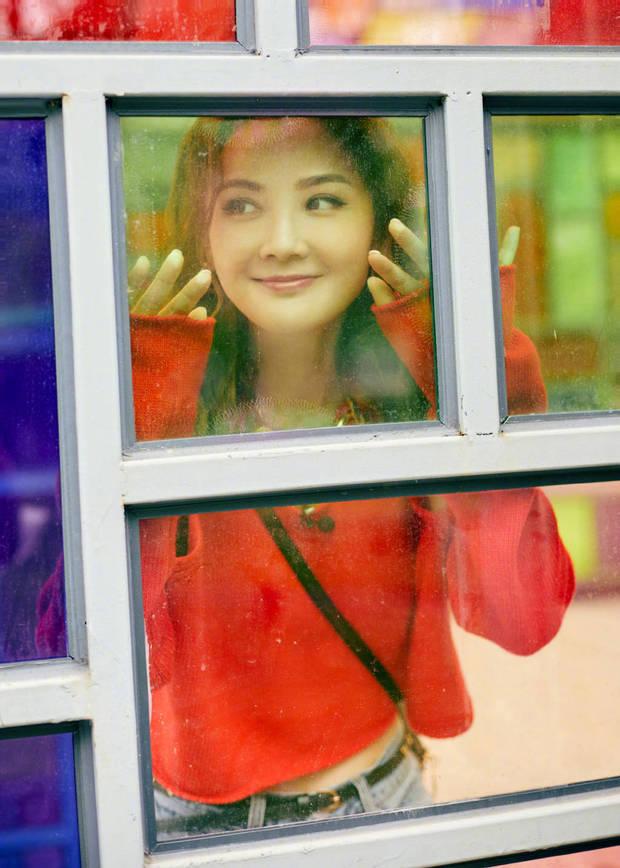 Twins复古姐妹花暖心写真，多彩玻璃映射友谊情深