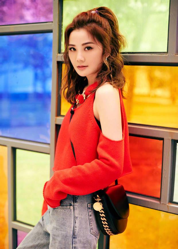 Twins复古姐妹花暖心写真，多彩玻璃映射友谊情深