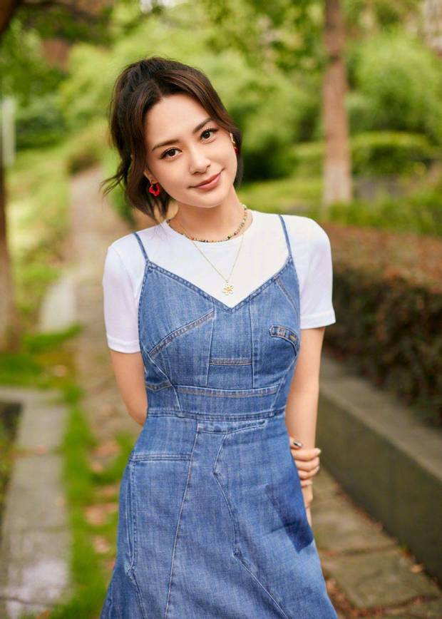 Twins复古姐妹花暖心写真，多彩玻璃映射友谊情深