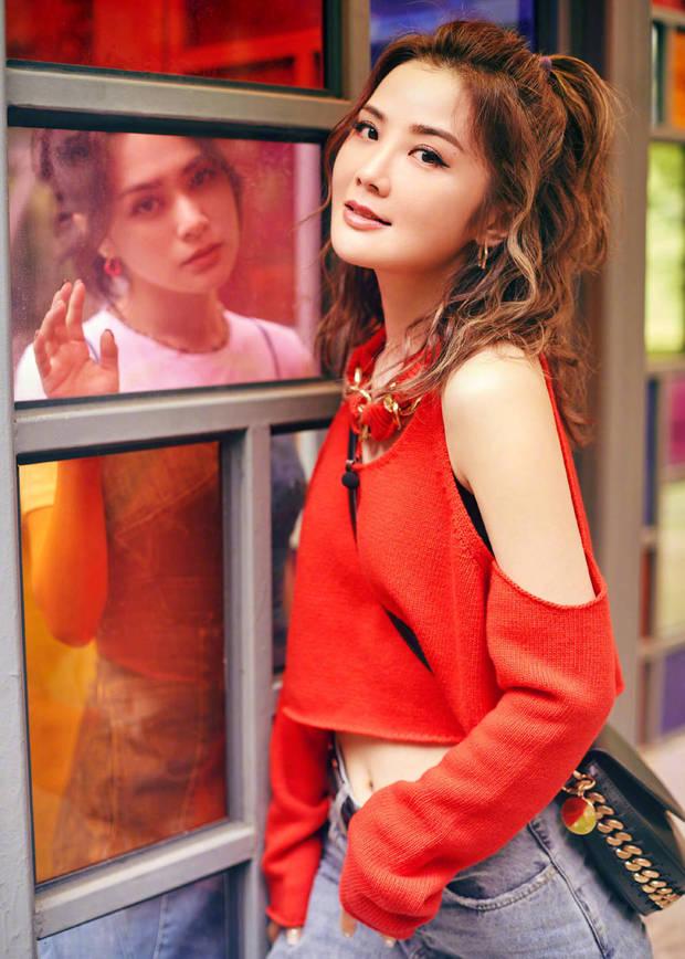 Twins复古姐妹花暖心写真，多彩玻璃映射友谊情深