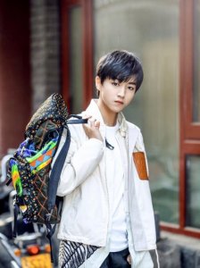 ​王俊凯参加开学典礼被跟踪，扭头怒怼私生饭，粉丝：这群人真恶心