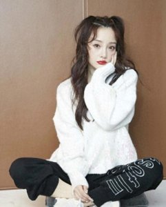 ​38岁李小璐骑儿童车扮嫩，甜馨坐后面一脸无奈，大长腿无处安放