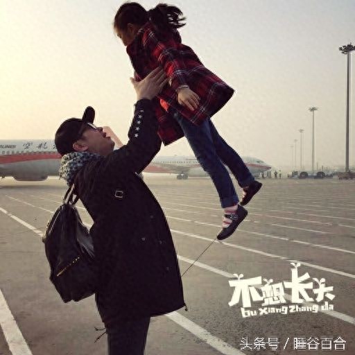 大鹏媳妇张文露一看就是能踏实过日子的，女儿长得像大鹏