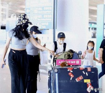 ​42岁姚晨带儿女现身机场，8岁儿子乖巧身高喜人，5岁女儿长像爸爸
