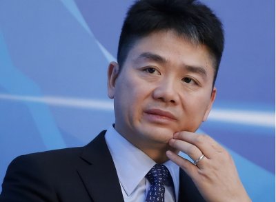 ​49岁刘强东三胎得子，不陪章泽天坐月子，17岁长子的处境引发热议