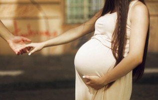 未婚先孕违法吗？女方可以告男方什么罪？网友：又涨知识了