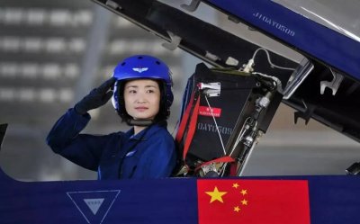 ​空军英烈余旭牺牲后，36万群众挥泪送别，墓地一年四季鲜花环绕