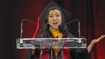 ​跪舔美国空气好，慕洋留学生杨舒平，你跪得太久了