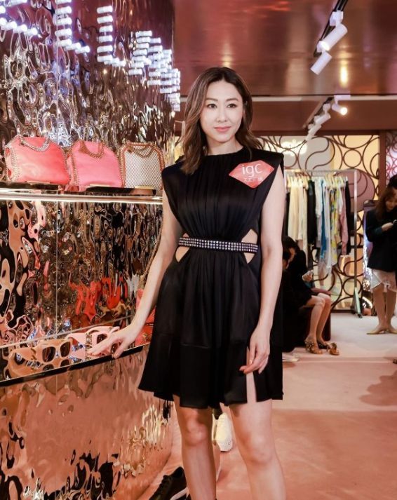 胡定欣现身广州 身穿黑色露腰裙示人,状态甚佳